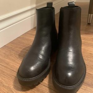 Steve Madden Gliding black leather Chelsea boots.